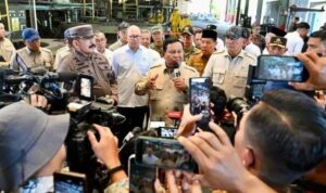 Ket. Presiden RI, Prabowo Subianto menyaksikan secara langsung Penyerahan Aset Barang Rampasan Negara (BRN) kepada PT Timah di Bangka Belitung. (Foto: Istimewa)