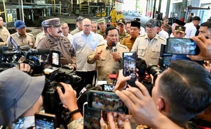 Ket. Presiden RI, Prabowo Subianto menyaksikan secara langsung Penyerahan Aset Barang Rampasan Negara (BRN) kepada PT Timah di Bangka Belitung. (Foto: Istimewa)