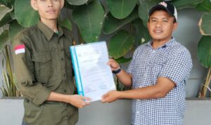 Ketua PPT Desa Datara Menyerahkan Dokumen Hasil Pemilihan ke Pemerintah Desa Untuk di Tindak Lanjuti. (Foto. Dok)