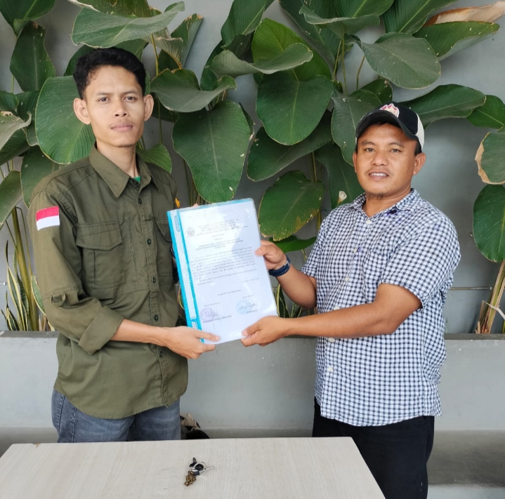 Ketua PPT Desa Datara Menyerahkan Dokumen Hasil Pemilihan ke Pemerintah Desa Untuk di Tindak Lanjuti. (Foto. Dok)