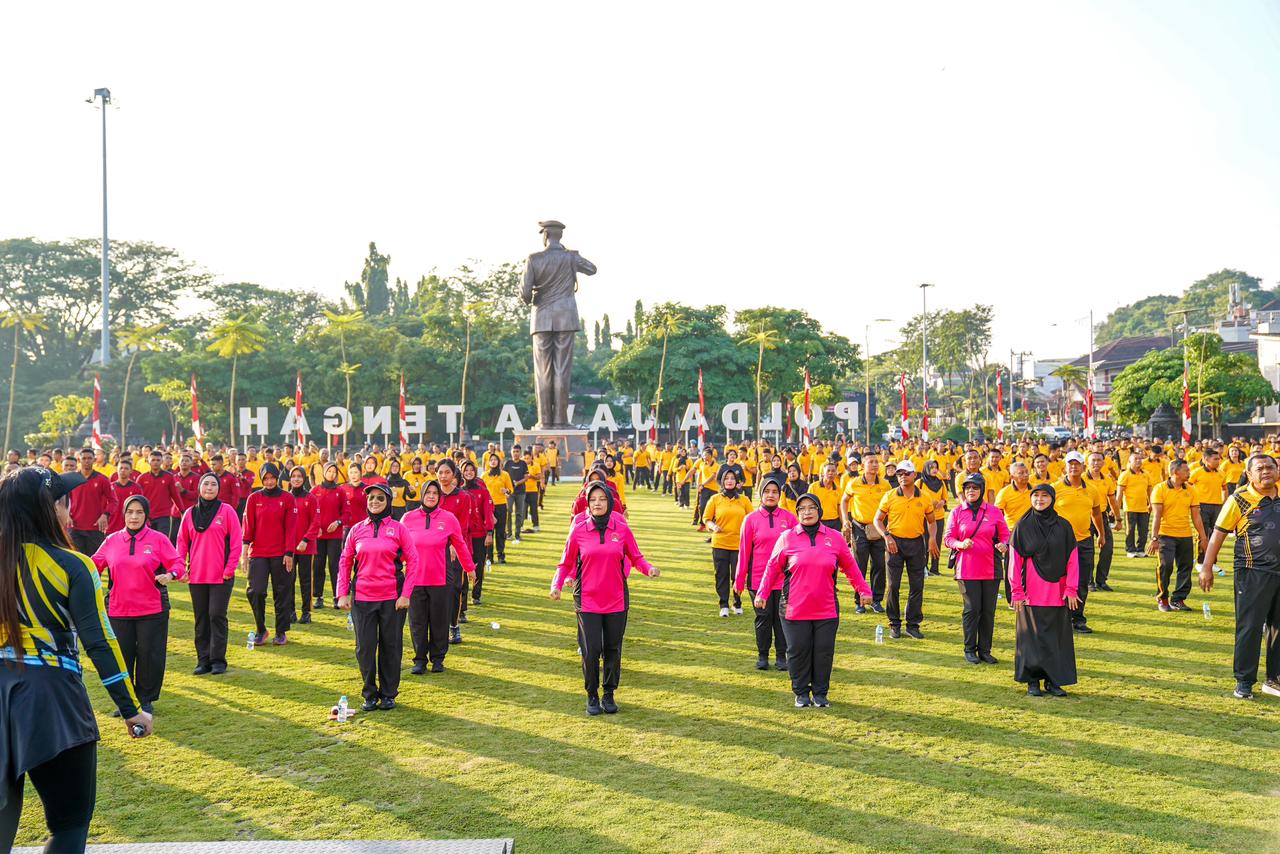 Ribuan Personel dan Keluarga Besar Polda Jateng Rayakan HUT Bhayangkara ke-80 dengan Olahraga Bersama