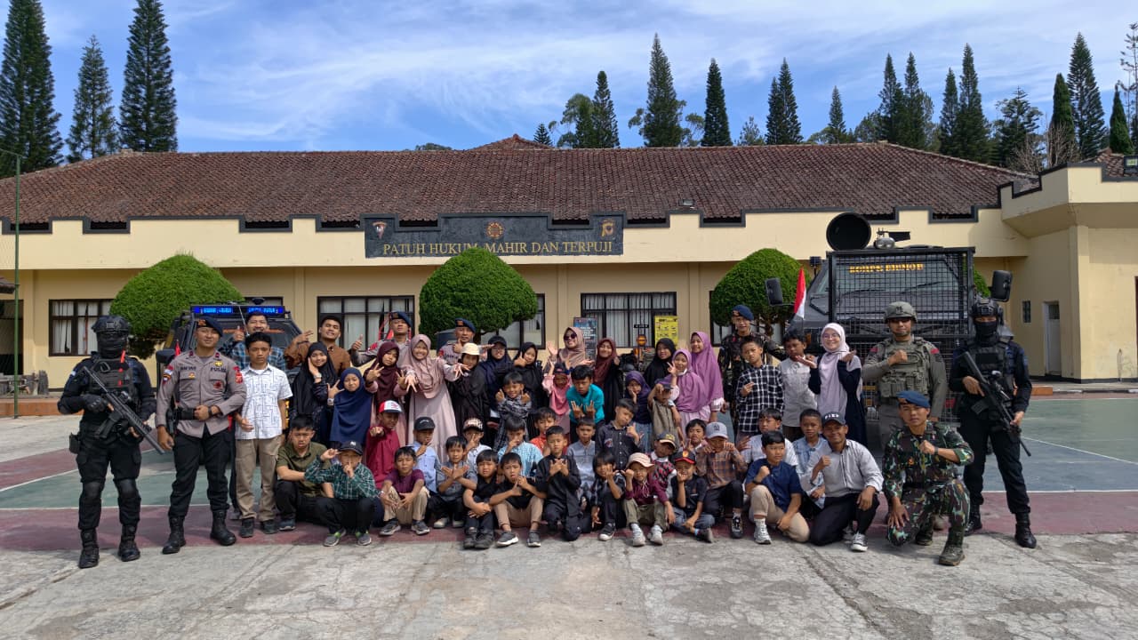 Batalyon B Pelopor Satbrimob Polda Jabar Terima Kunjungan Outing Class Sekolah Alam Al - Hakim di Mako Cikole